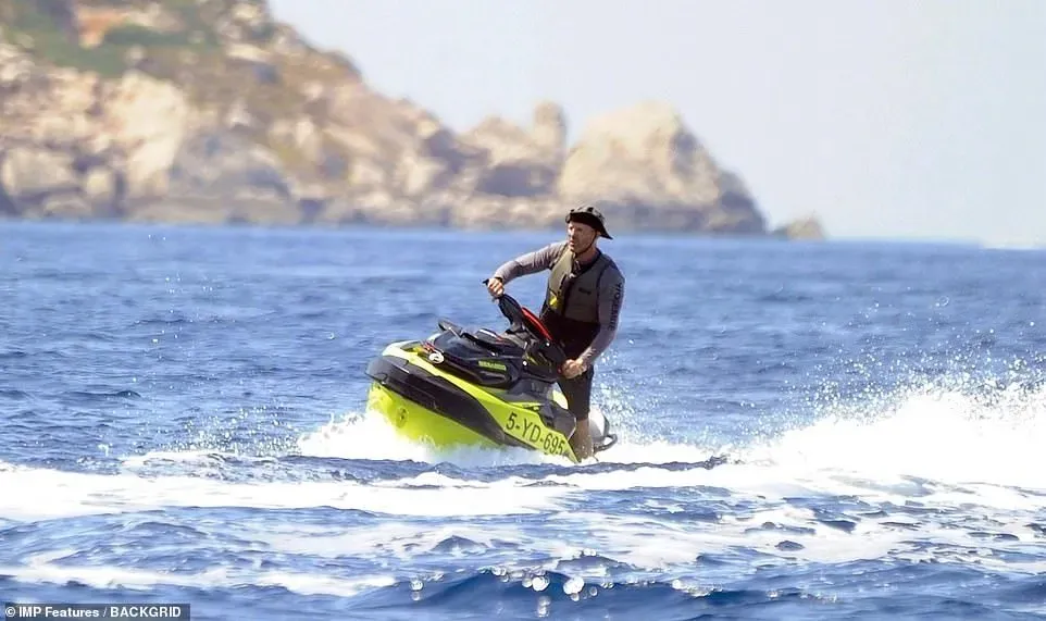 Rosie Huntington-Whiteley and Jason Statham on holiday at sea | FMV6