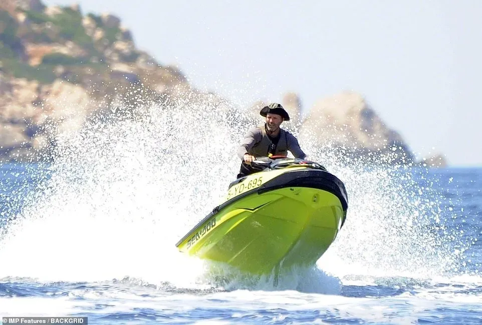 Rosie Huntington-Whiteley and Jason Statham on holiday at sea | FMV6