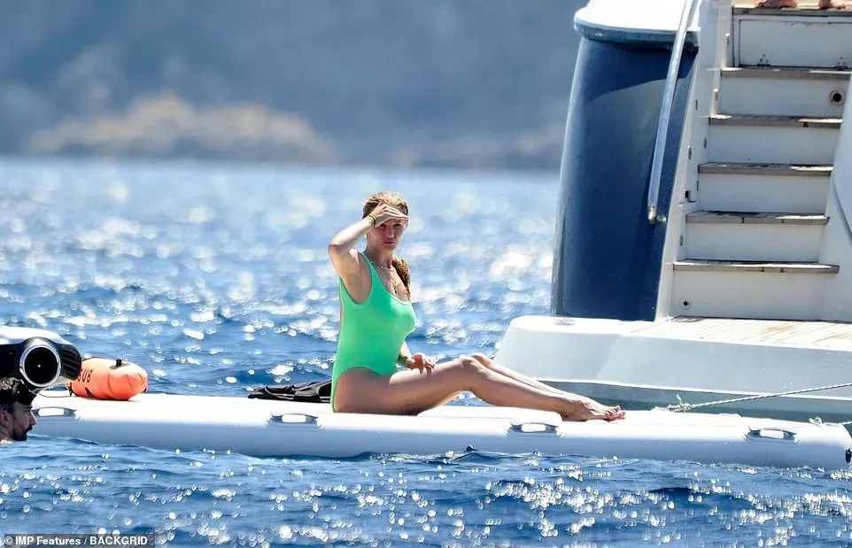 Rosie Huntington-Whiteley and Jason Statham on holiday at sea | FMV6