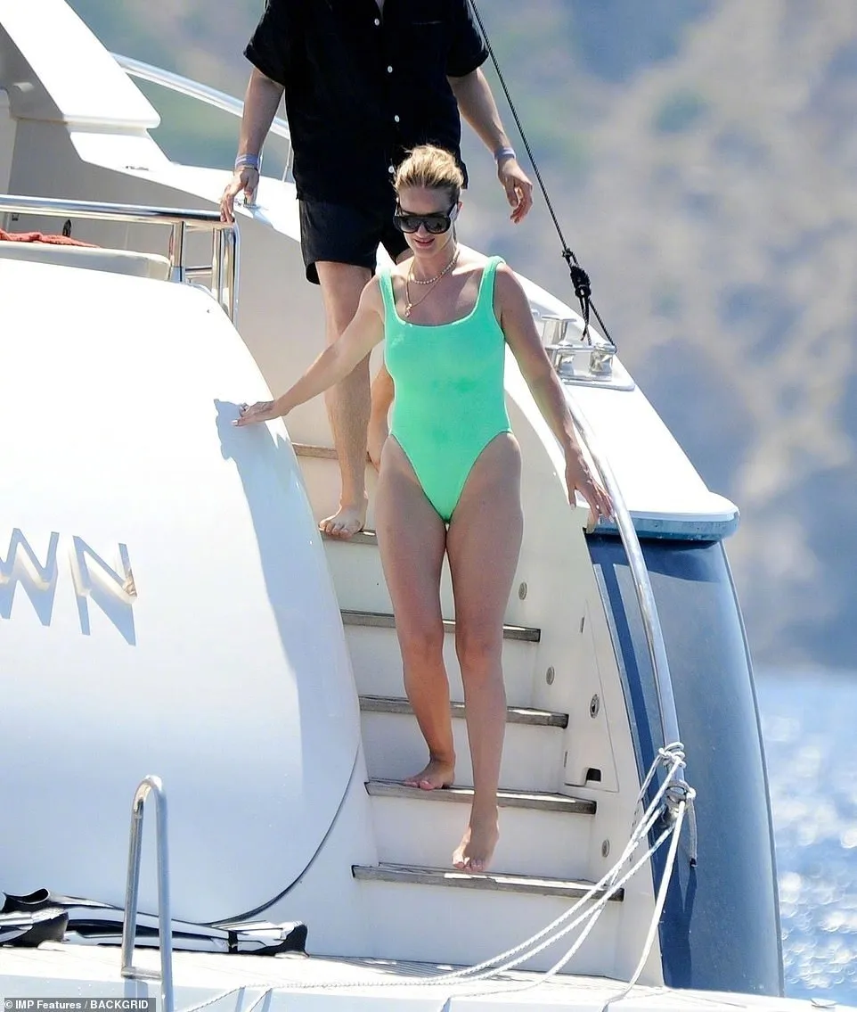 Rosie Huntington-Whiteley and Jason Statham on holiday at sea | FMV6