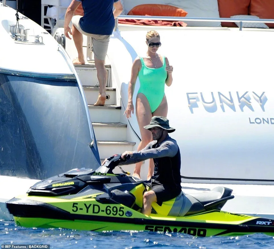 Rosie Huntington-Whiteley and Jason Statham on holiday at sea | FMV6