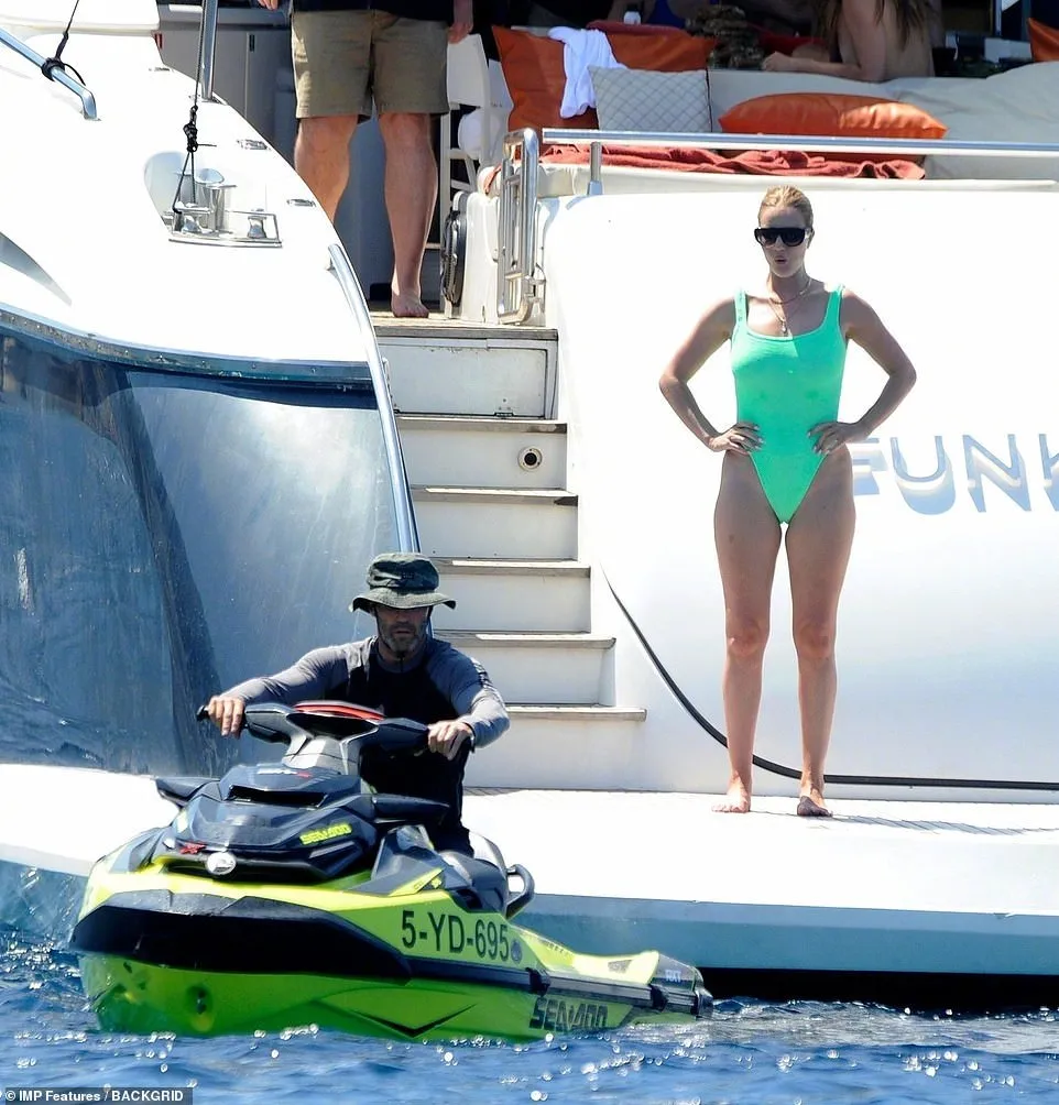 Rosie Huntington-Whiteley and Jason Statham on holiday at sea | FMV6