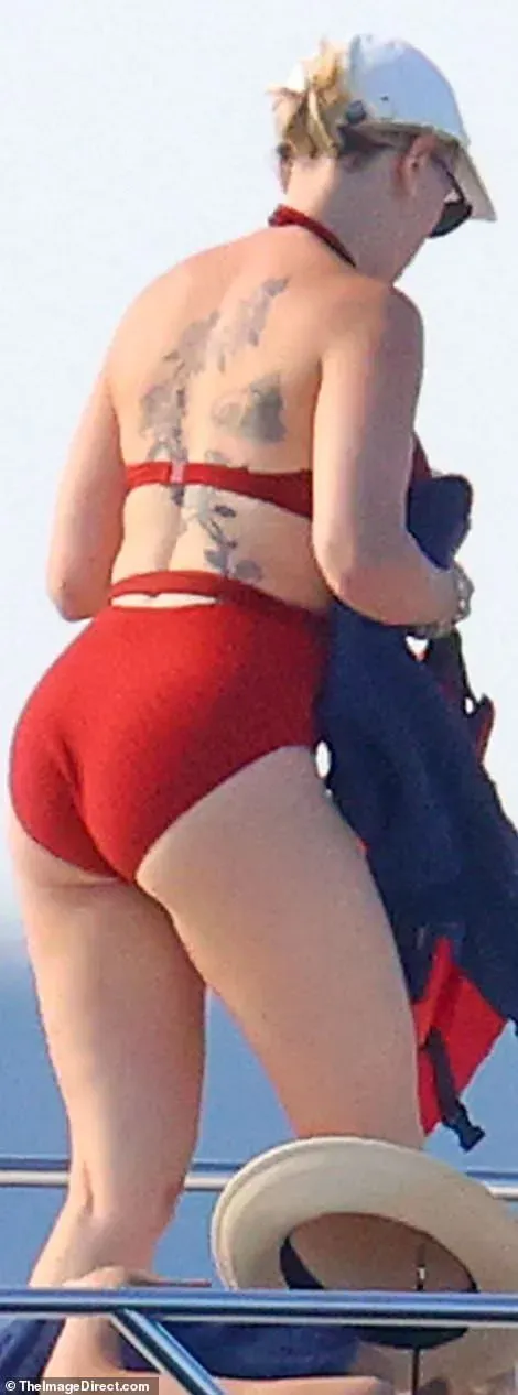 Scarlett Johansson on holiday at sea | FMV6