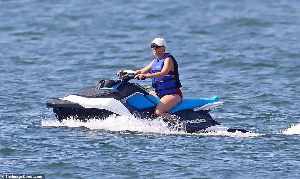 Scarlett Johansson on holiday at sea | FMV6