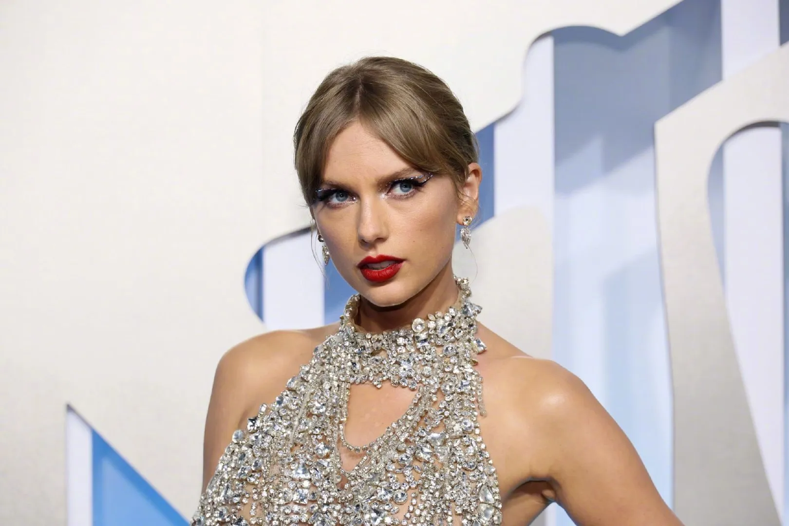 Taylor Swift on the red carpet at the 2022 MTV Video Music Awards | FMV6