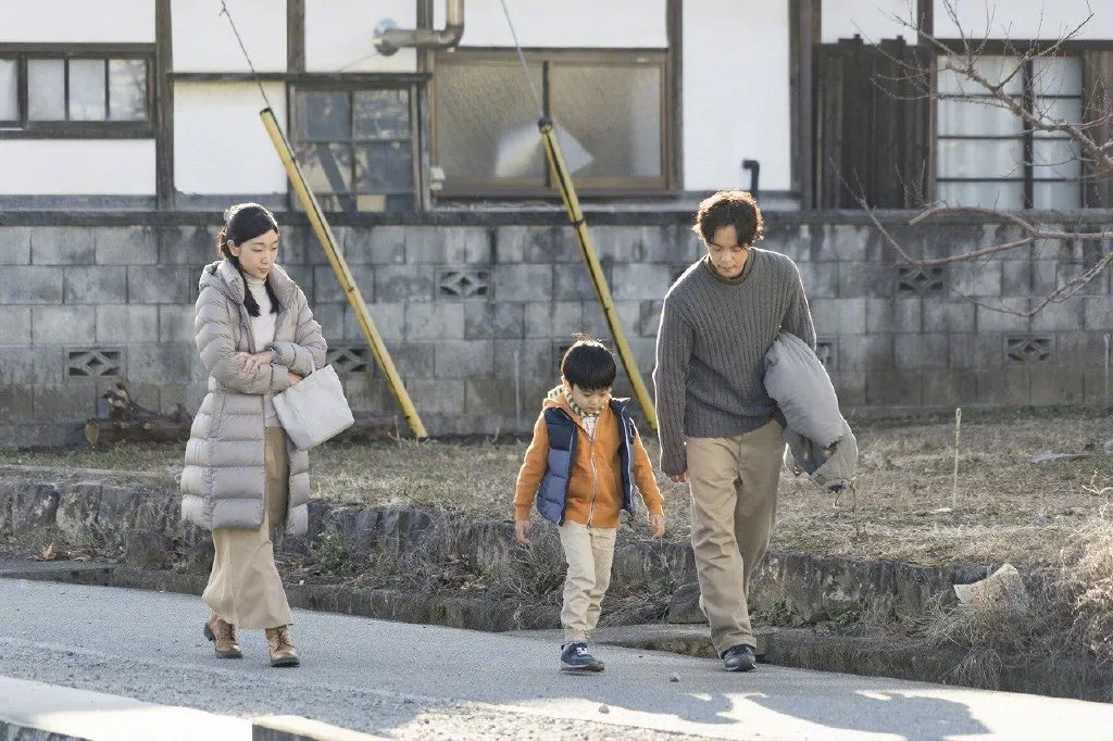 "A Man" reveals stills, Satoshi Tsumabuki plays lawyer for the first time | FMV6