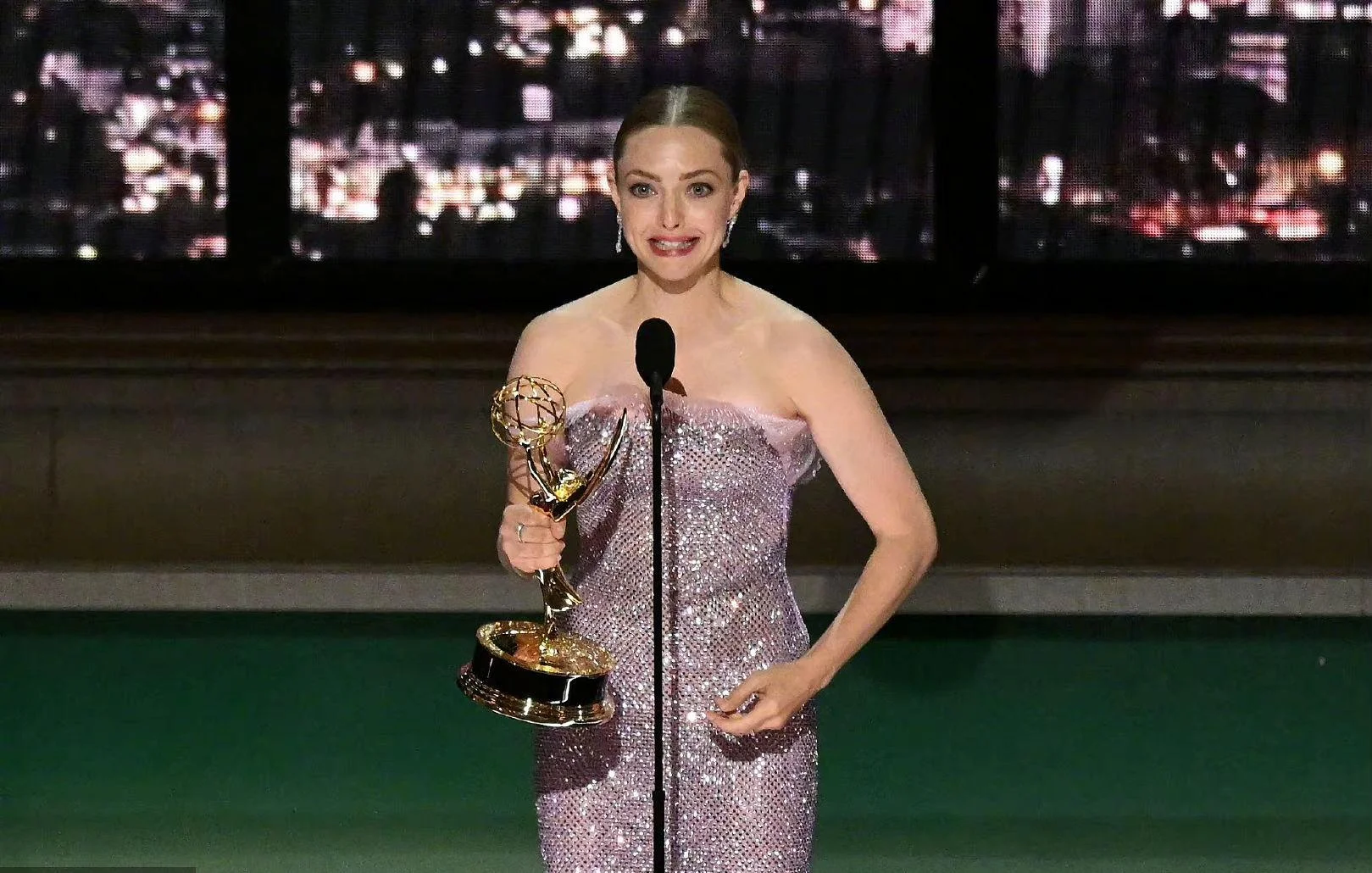 Amanda Seyfried Wins Best Lead Actress in a Limited Series at 2022 Emmy Awards | FMV6