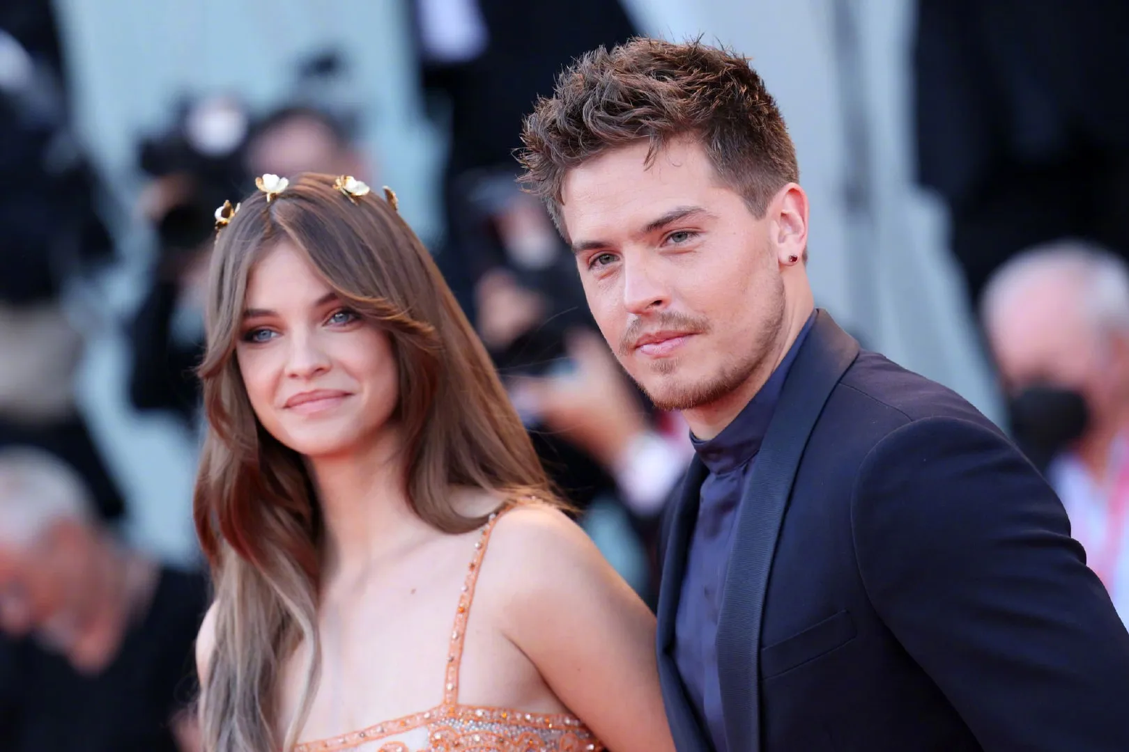 Barbara Palvin and Dylan Sprouse attend the premiere red carpet of 'Bones & All‎' at the 79th Venice International Film Festival | FMV6