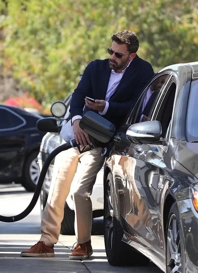 Ben Affleck swipes his phone while fueling his car ,don't imitate! | FMV6