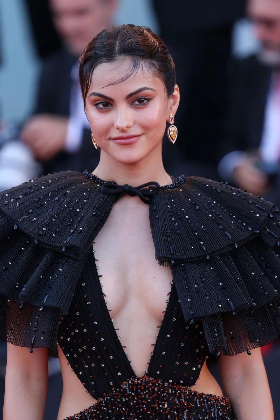 Camila Mendes attends the premiere red carpet of 'Bones & All‎' at the 79th Venice International Film Festival | FMV6