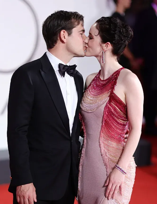 'Dead for A Dollar‎' premieres, Rachel Brosnahan kisses her husband in public on the red carpet | FMV6