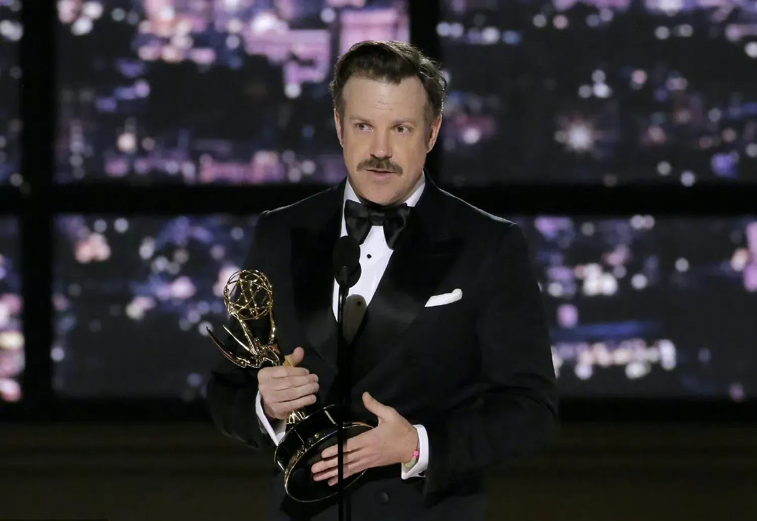 Jason Sudeikis wins Best  Actor in a Comedy Series for 'Ted Lasso' at 2022 Emmy Awards | FMV6