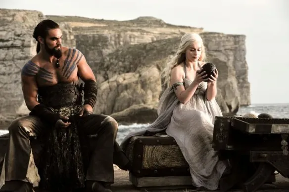 Khal Drogo and Daenerys Targaryen in the same shot again? Emilia Clarke appears in the cast of "Aquaman and the Lost Kingdom"! | FMV6