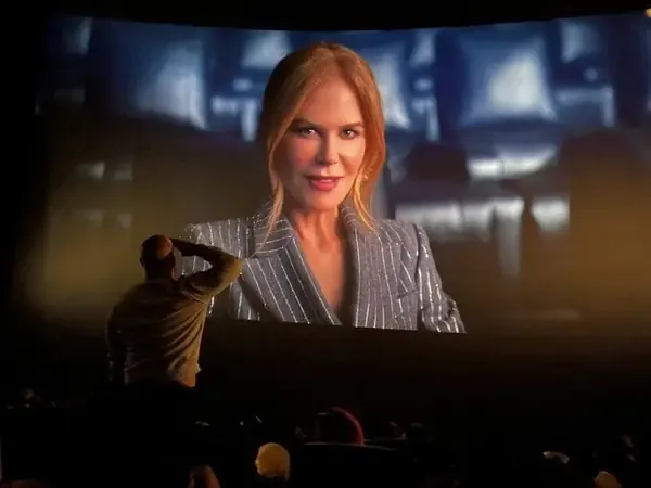 Nicole Kidman responds to the audience salutes herself | FMV6