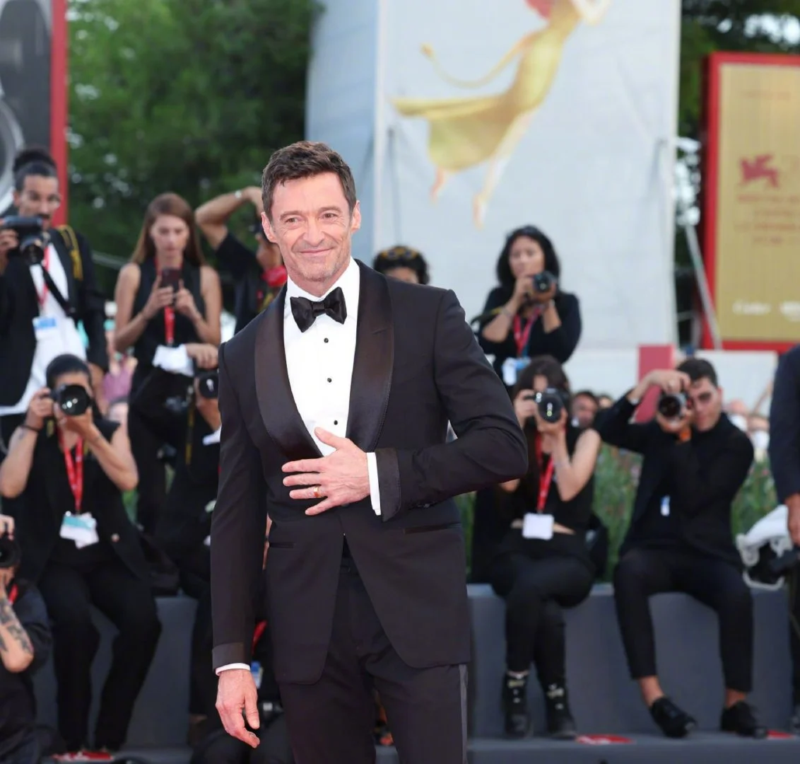 "The Son‎" premiered at the 79th Venice International Film Festival, Hugh Jackman kisses his wife on the red carpet | FMV6