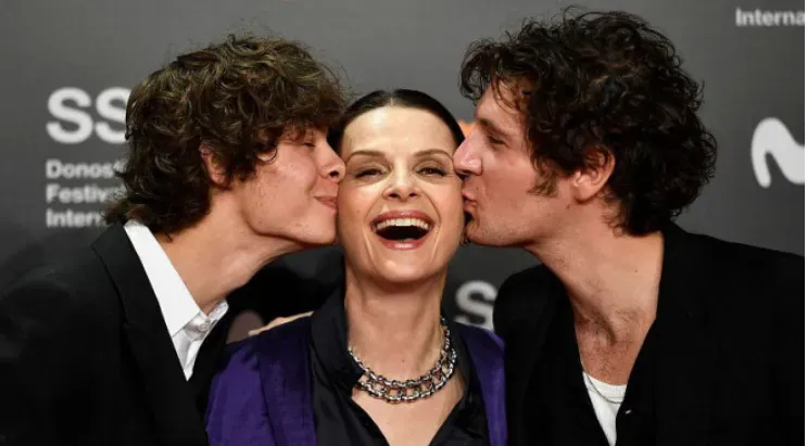 "Winter Boy" premiere, Juliette Binoche is kissed by the male leads | FMV6