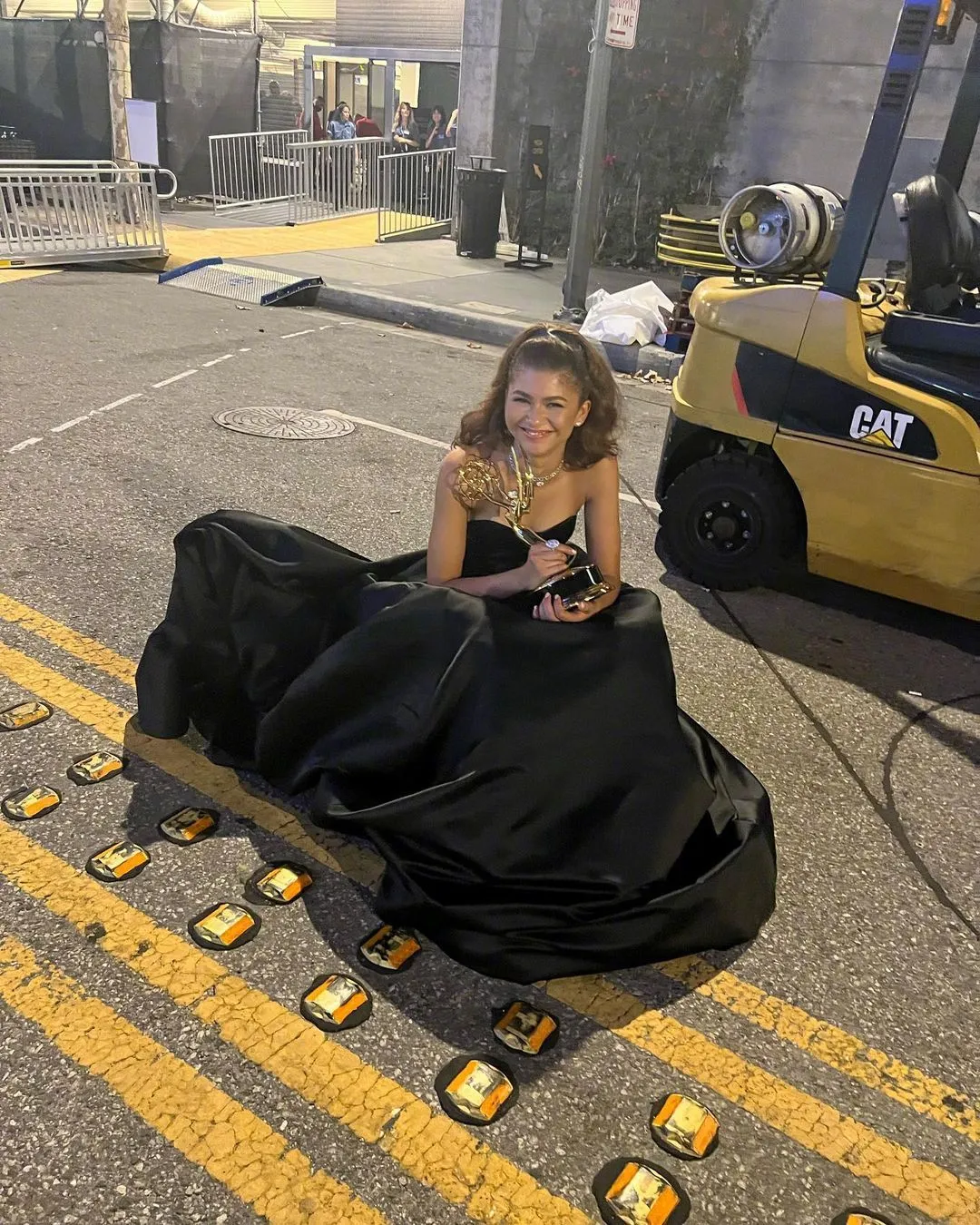 Zendaya is squatting on the road with the Emmy Awards trophy | FMV6