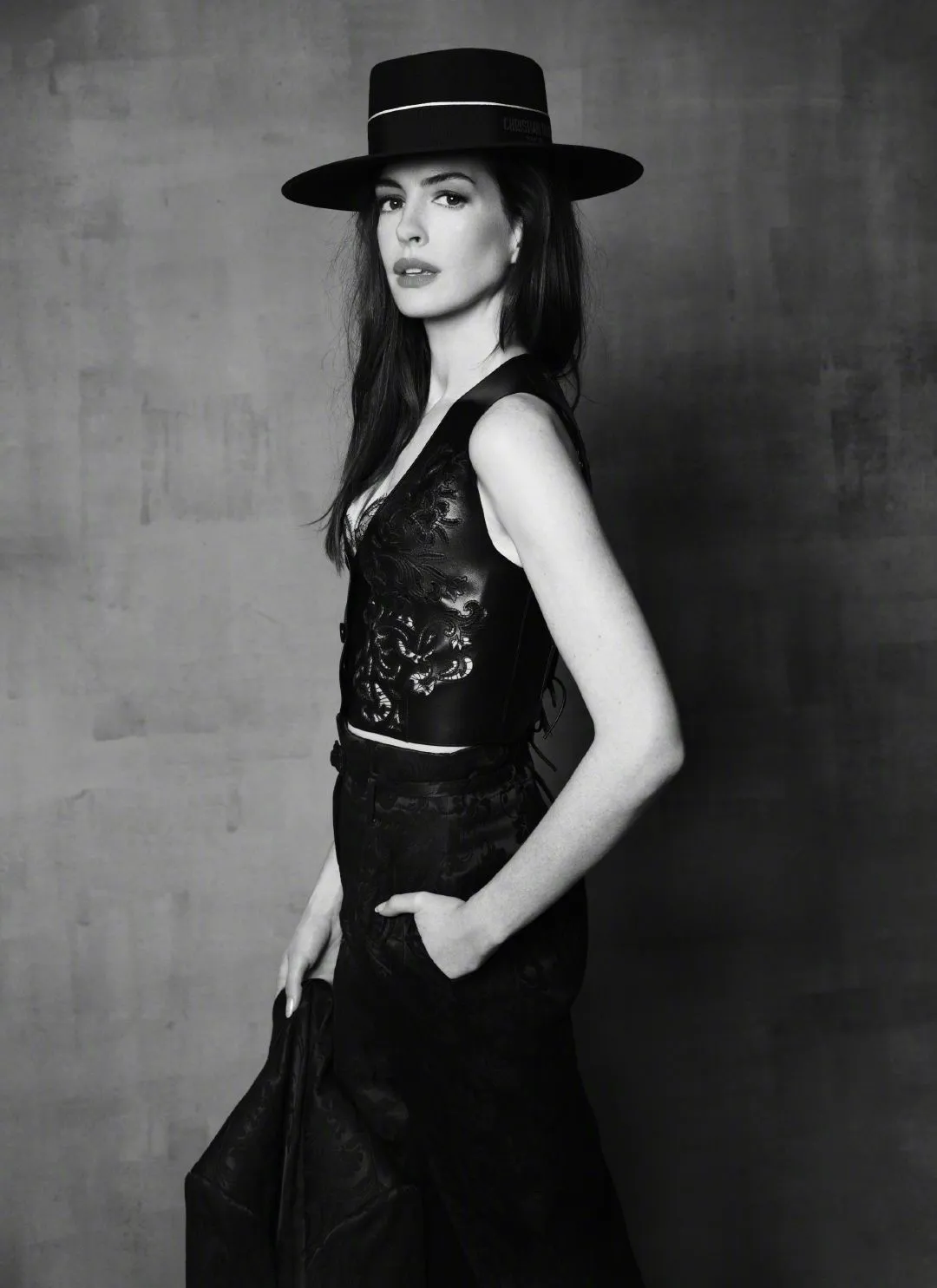 Anne Hathaway, 'Elle' Magazine November issue photo | FMV6