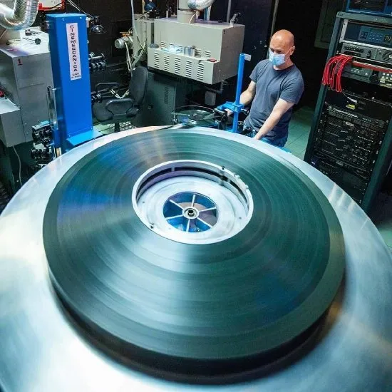 Christopher Nolan on Sticking to Film: Higher Resolution, Better Color Representation | FMV6