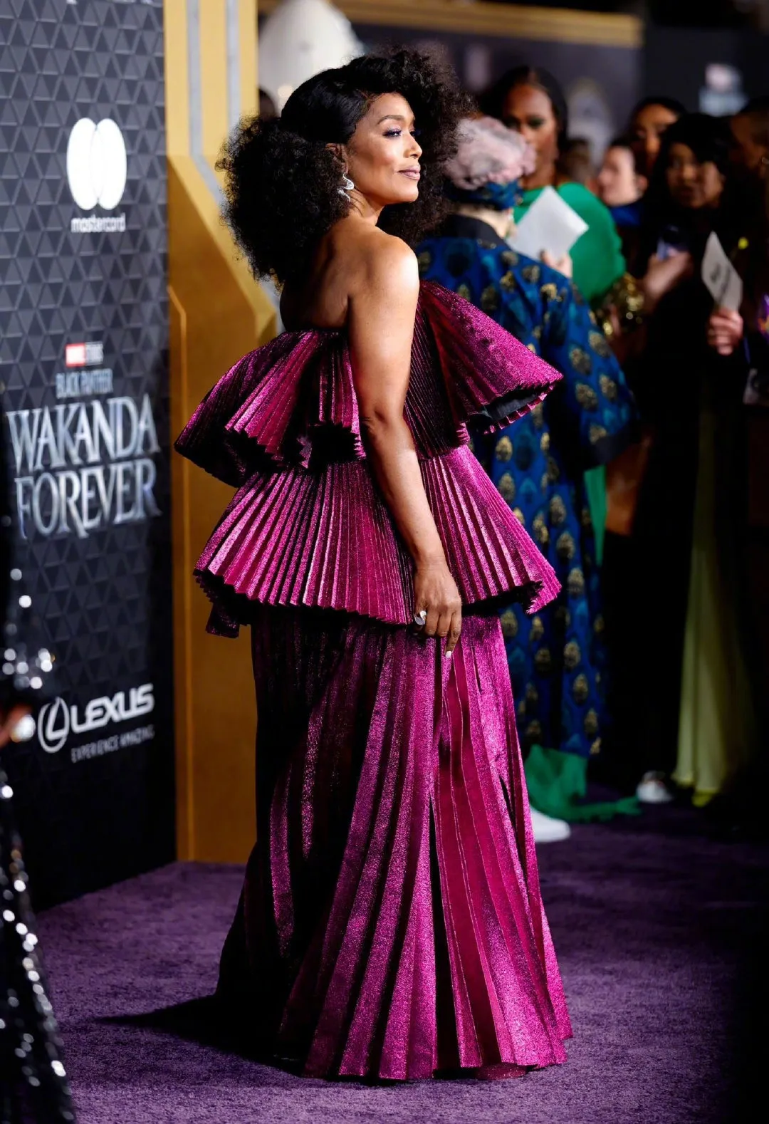'Ramonda' Angela Bassett attends the world premiere of 'Black Panther 2' | FMV6