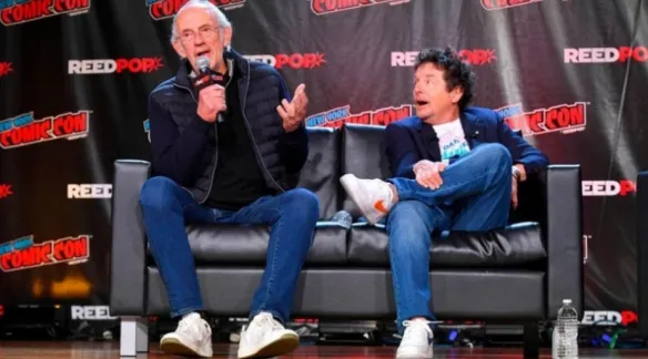 Reunited at New York Comic Con after 37 years! "Back To The Future" two protagonists Michael J. Fox and Christopher Lloyd photo exposure! | FMV6