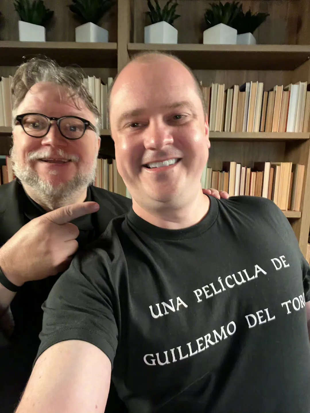 Two of the biggest names in the horror world: a photo of Guillermo del Toro and Mike Flanagan | FMV6