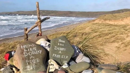 Dobby's resting place in 'Harry Potter' preserved, tourist souvenirs piled up | FMV6
