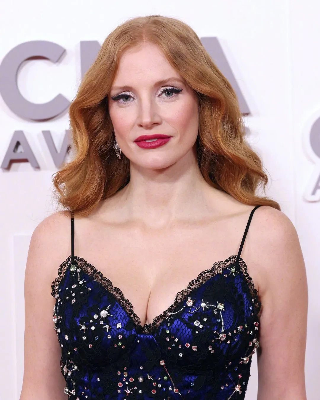 Jessica Chastain attends the red carpet of the 2022 Country Music Association Awards | FMV6