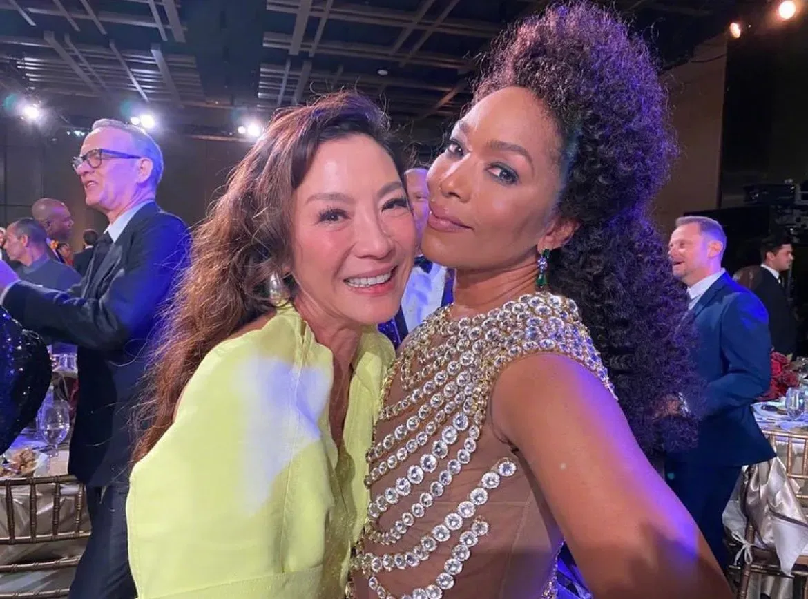 Michelle Yeoh and Angela Bassett pose for a photo at the Governors Awards | FMV6