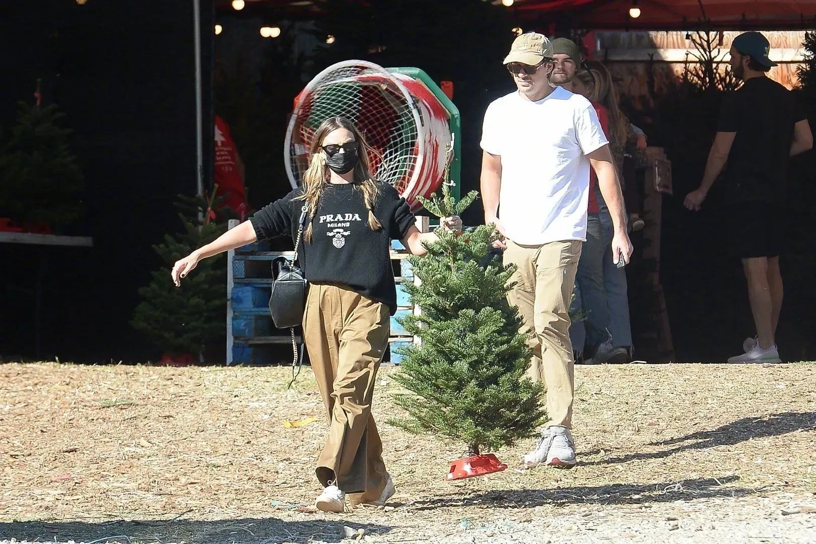Picture of Margot Robbie and husband Tom Ackerley buying a Christmas tree | FMV6