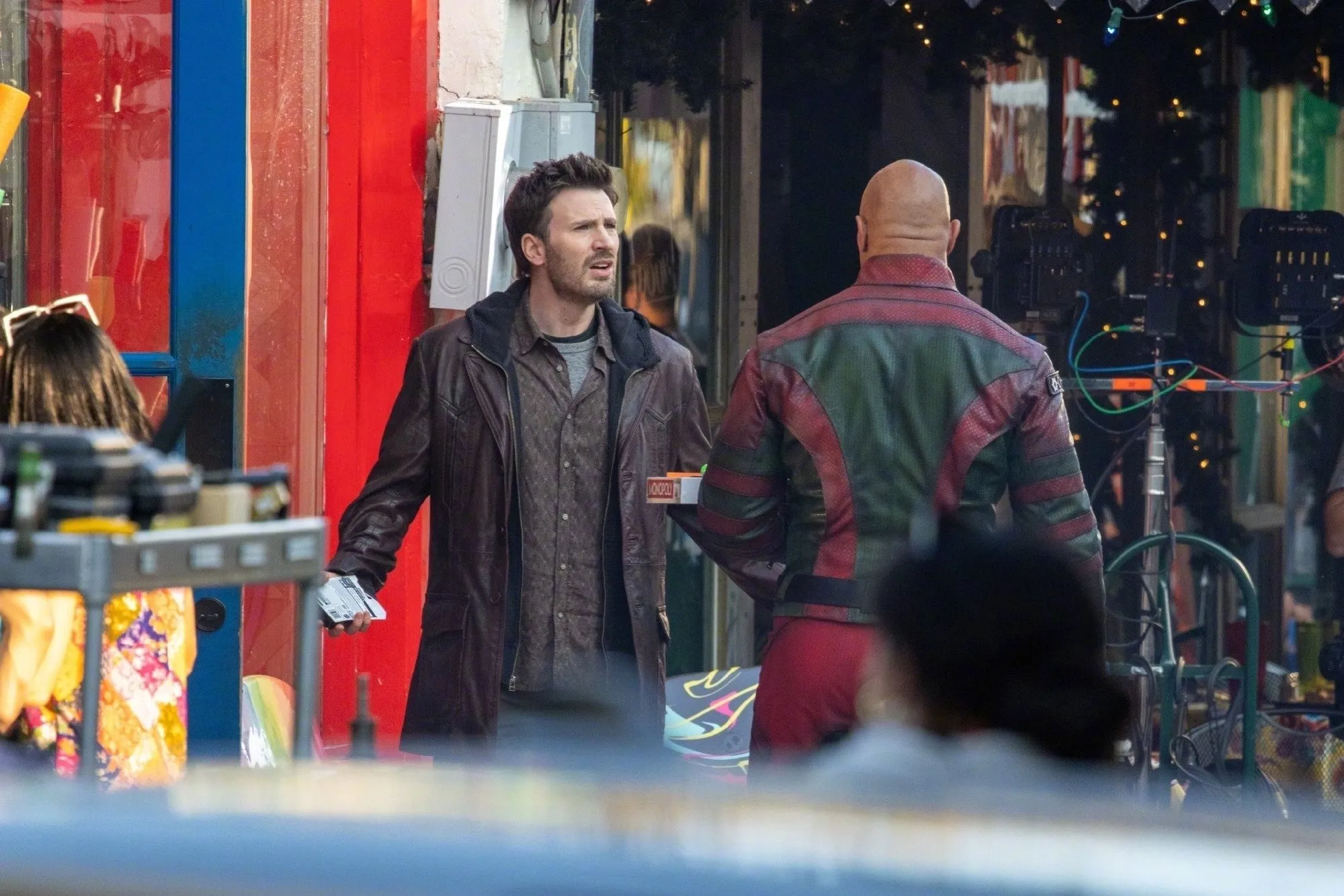 'Red One‎' reveals new set photos, Chris Evans and Dwayne Johnson appear | FMV6