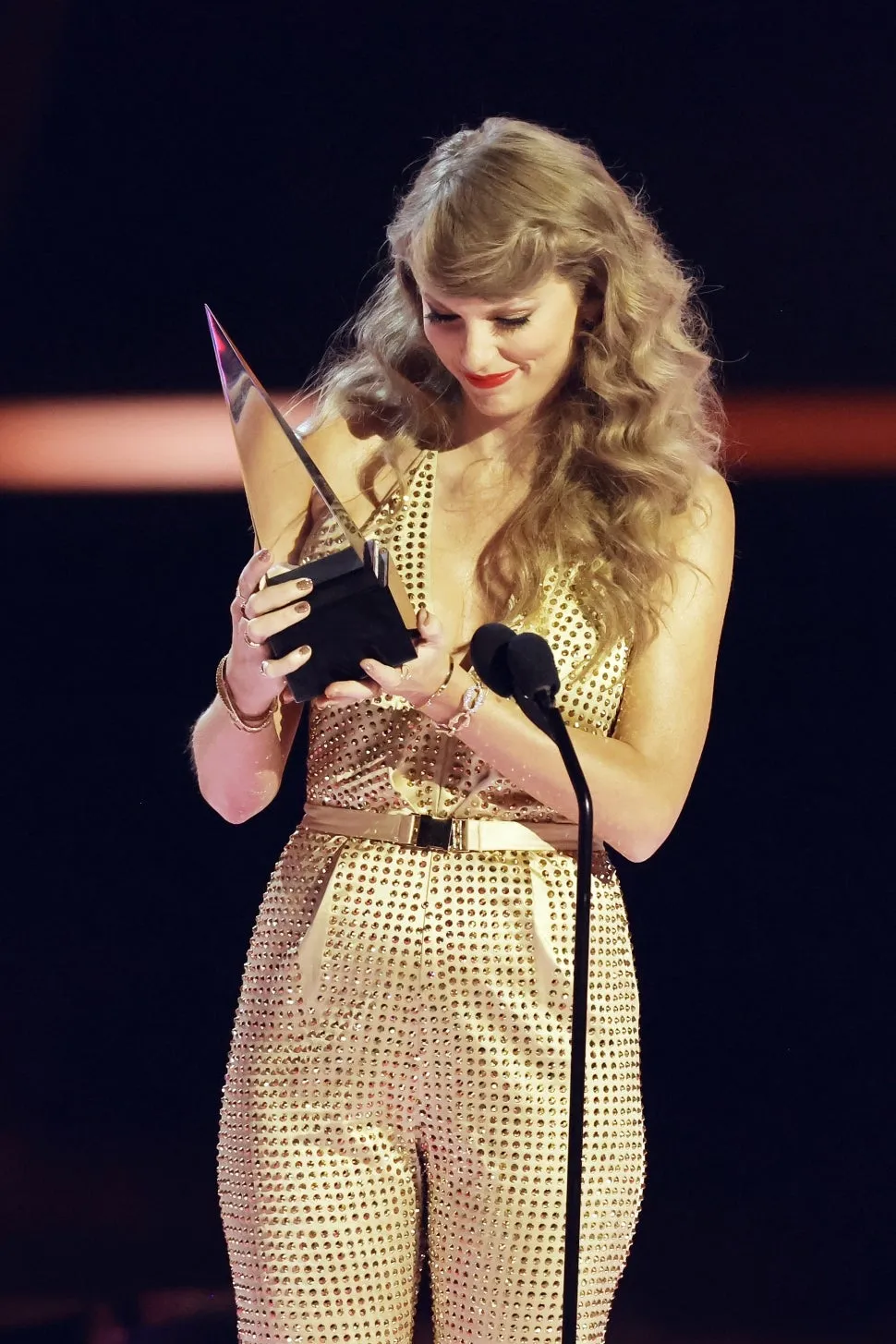 Taylor Swift Glitters in Gold While Accepting 2022 AMAs Wins | FMV6