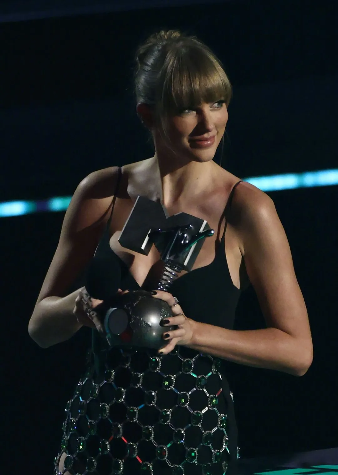 Taylor Swift wins four awards at MTVEMA | FMV6