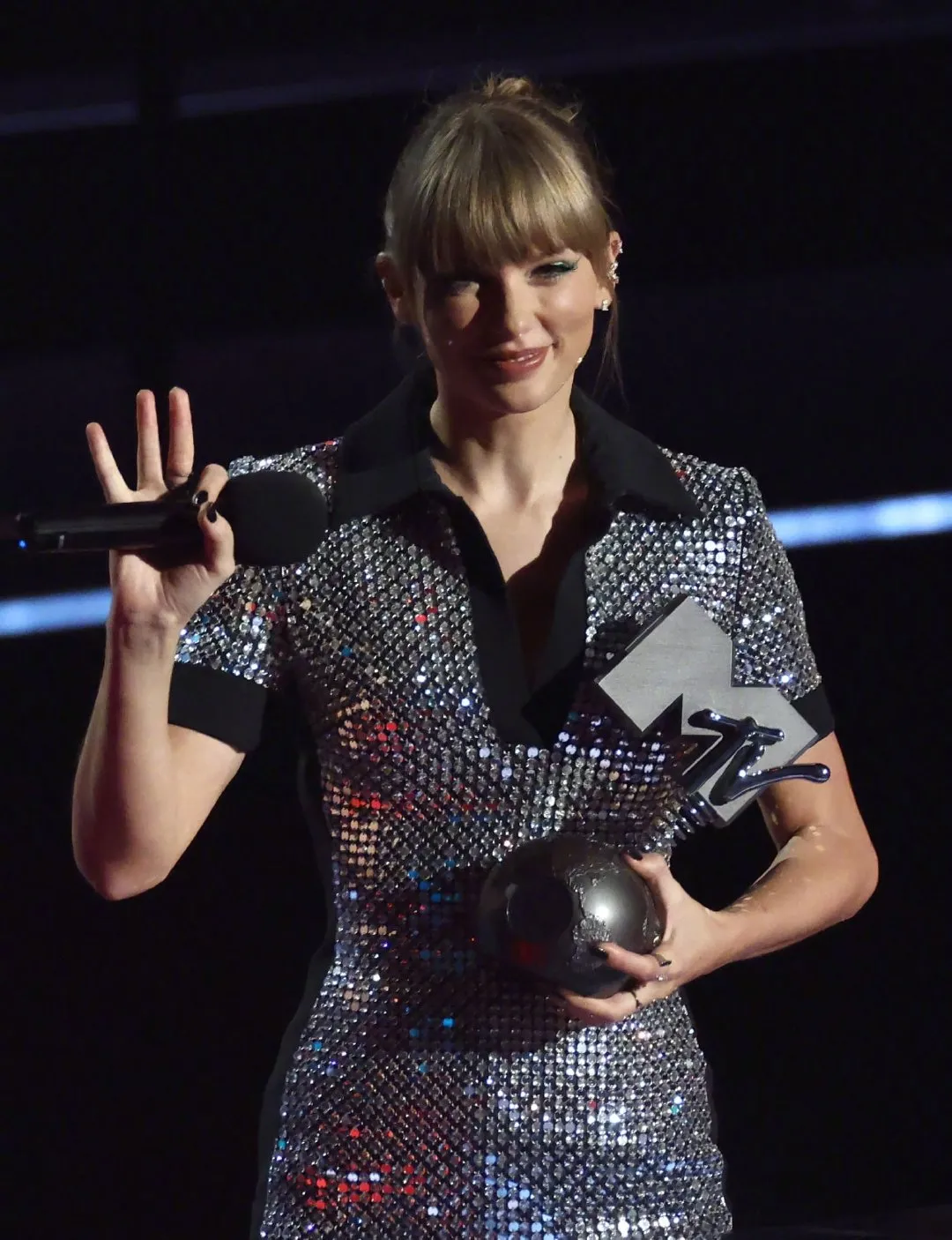 Taylor Swift wins four awards at MTVEMA | FMV6