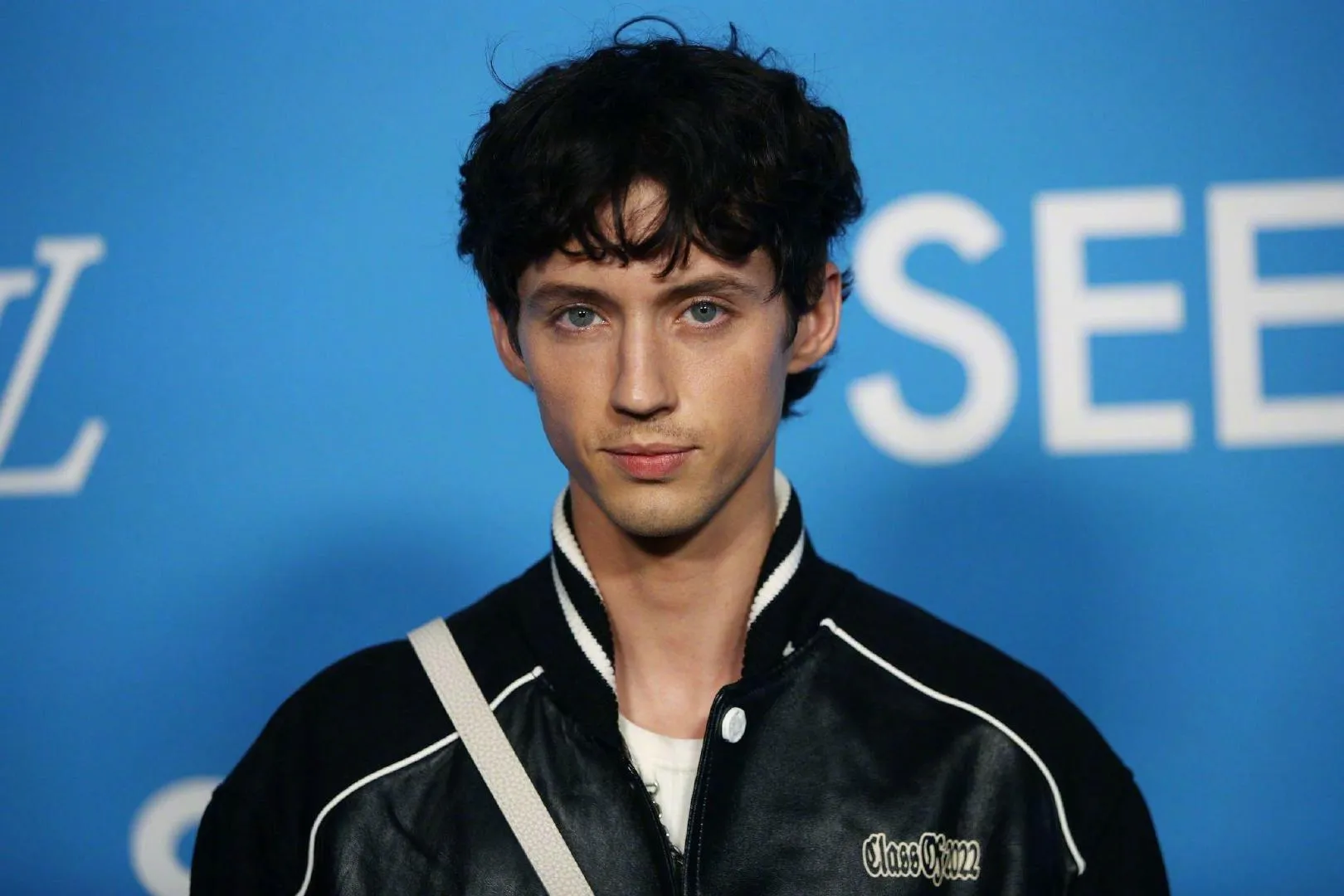 Troye Sivan debuts at the brand exhibition | FMV6