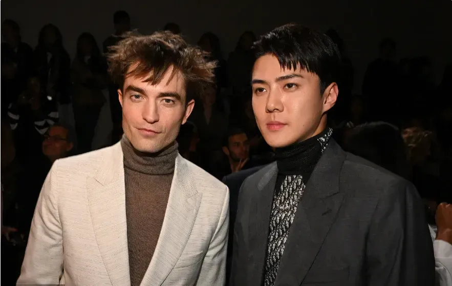 Group photo of Robert Pattinson and Se-Hun Oh watching the catwalk in Cairo | FMV6