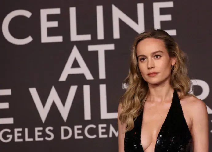 Photo of Brie Larson watching the catwalk | FMV6