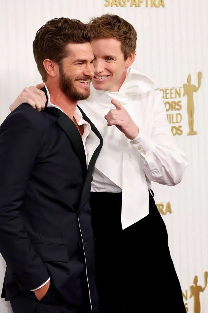 Andrew Garfield and Eddie Redmayne Chat on the 2023 Screen Actors Guild Awards Red Carpet | FMV6