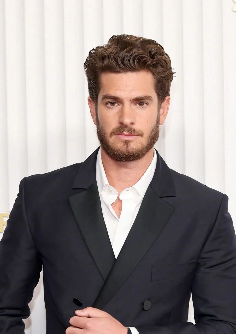 Andrew Garfield attends 2023 Screen Actors Guild Awards red carpet | FMV6