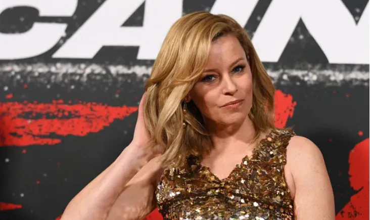 'Cocaine Bear' red carpet premiere, Elizabeth Banks is stunning in a gold dress | FMV6