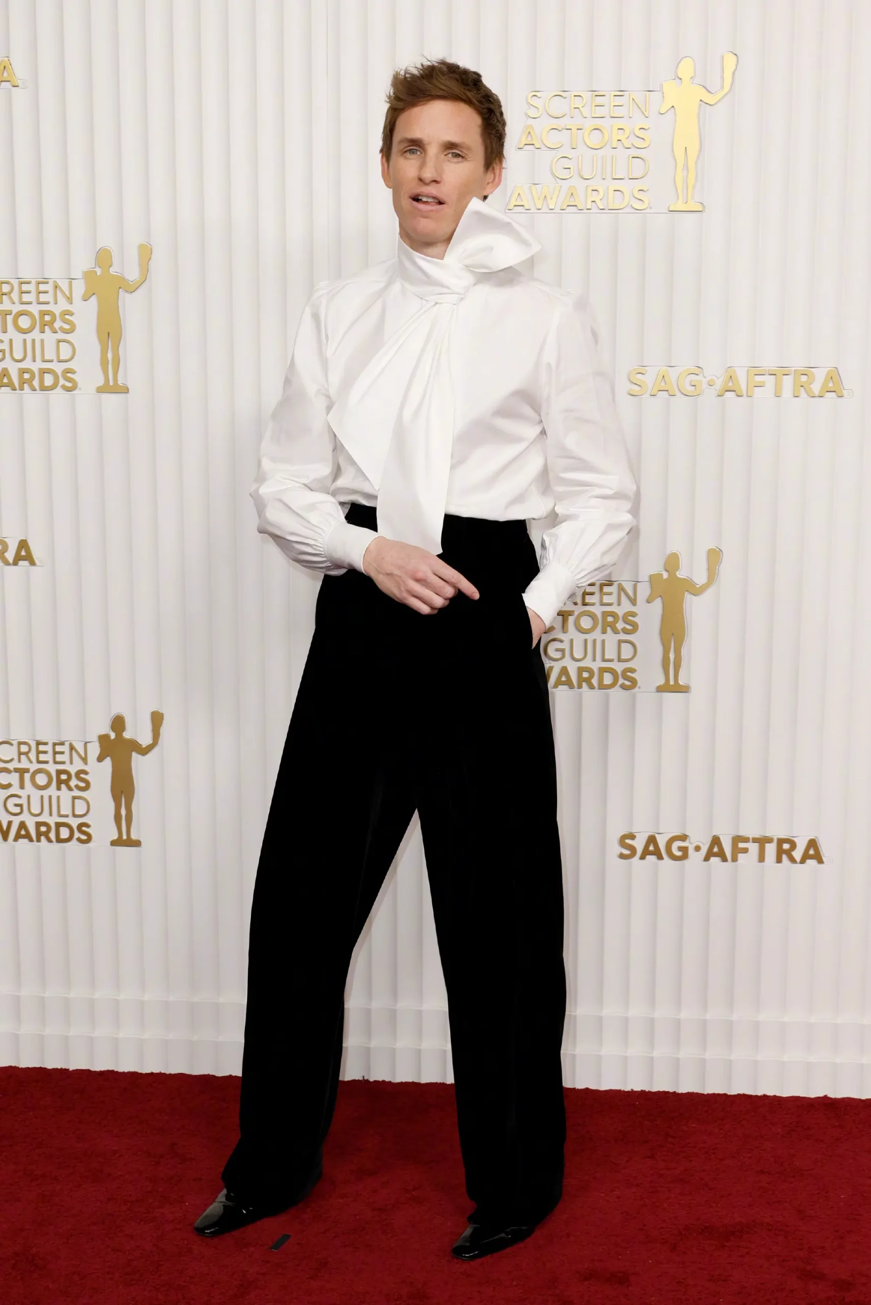 Eddie Redmayne attends 2023 Screen Actors Guild Awards red carpet | FMV6