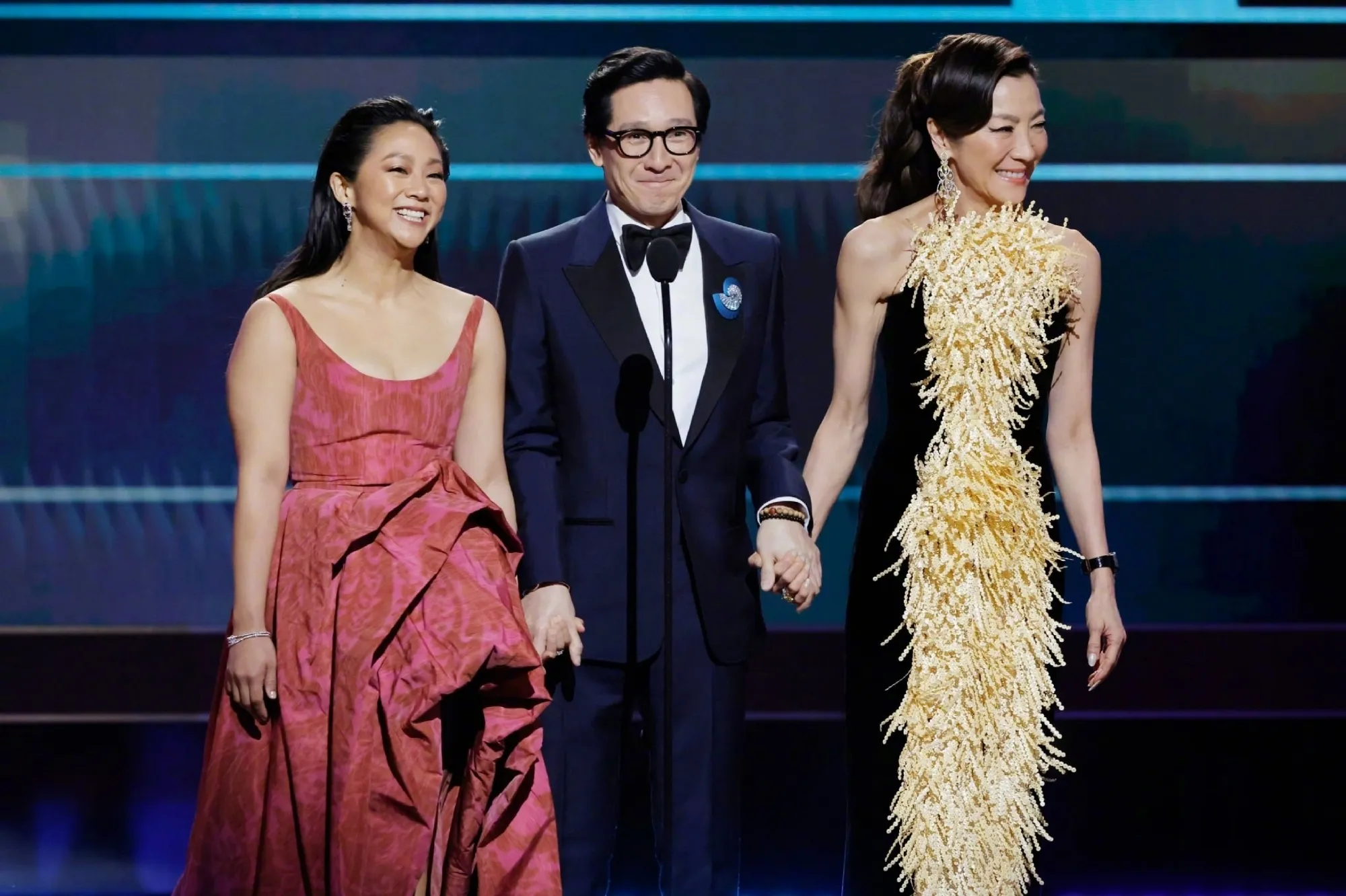 Michelle Yeoh, Jonathan Ke Quan and Stephanie Hsu on the 2023 Screen Actors Guild Awards podium | FMV6